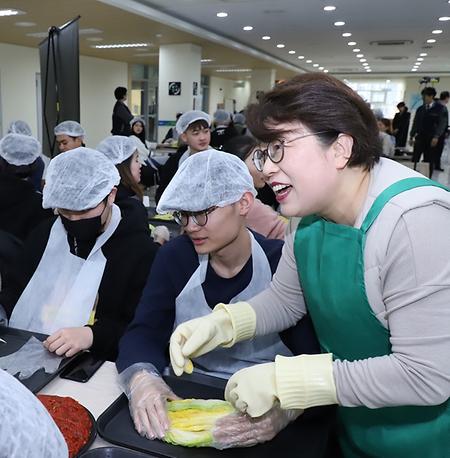 외국인 유학생과 함께하는 김장김치 체험행사 개최